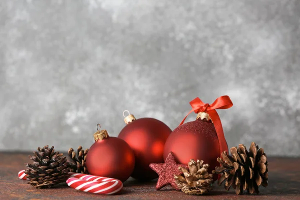 Beautiful Christmas decor on table against grey background — Stock Photo, Image