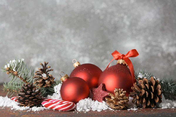 Mooie kerstdecor op tafel tegen grijze achtergrond — Stockfoto