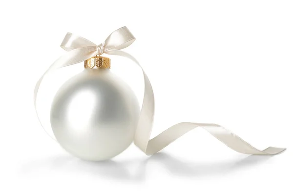 Hermosa bola de Navidad con cinta sobre fondo blanco — Foto de Stock