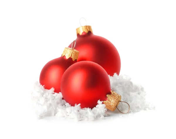 Красивые рождественские шары со снегом на белом фоне — стоковое фото