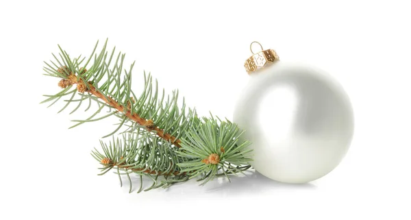 Όμορφη Χριστουγεννιάτικη μπάλα με κλαδιά έλατου σε λευκό φόντο — Φωτογραφία Αρχείου