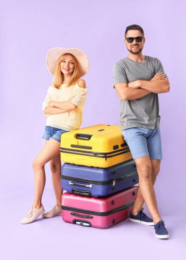 Bavulu renkli arka planda olan çift