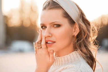 Güzel, modaya uygun, genç bir bayan.