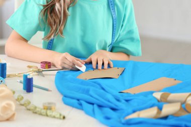 Stüdyoda çalışan kadın tasarımcı, yakın plan.