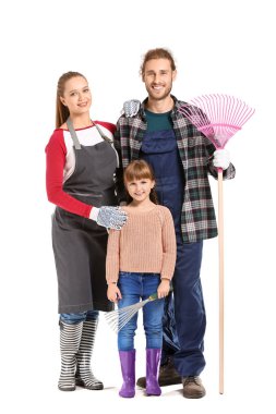 Sonbahardan sonra beyaz arka planda temizlik yapan aile