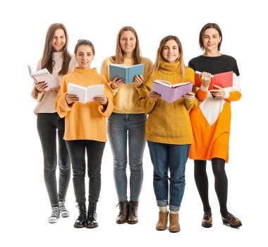 Beyaz arka plan üzerine kitapları olan genç kadınlar