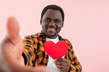 Kırmızı kalpli Afro-Amerikalı bir adam.