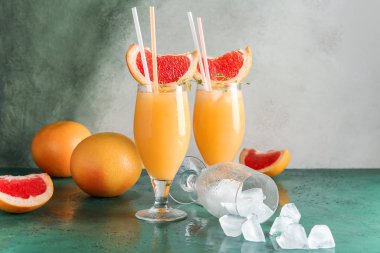 Masada taze narenciye suyu var.