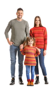 Beyaz arka planda kışın giyilen mutlu aile.