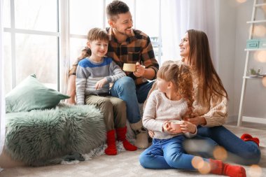 mutlu bir aile evde istirahat