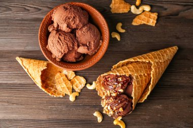 Tahta masada tatlı çikolatalı dondurma.