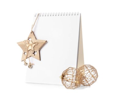 Beyaz arkaplanda Noel dekoru olan boş takvim