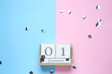 Renk arkaplanındaki Yeni Yıl tarihi ile takvim