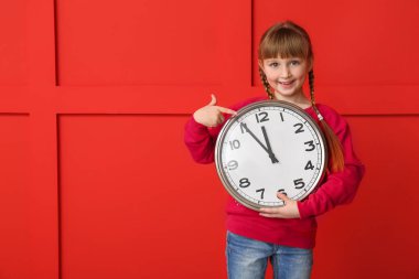 Renkli arka planı olan küçük bir kız. Noel geri sayımı konsepti