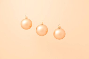 Renkli arka planda güzel Noel topları