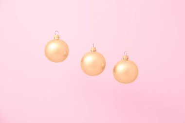 Renkli arka planda güzel Noel topları