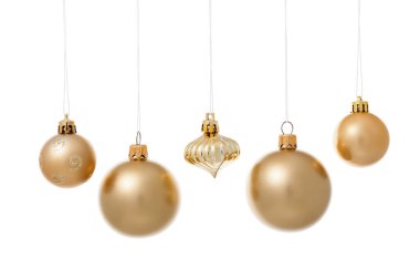 Beyaz arka planda güzel Noel baloları