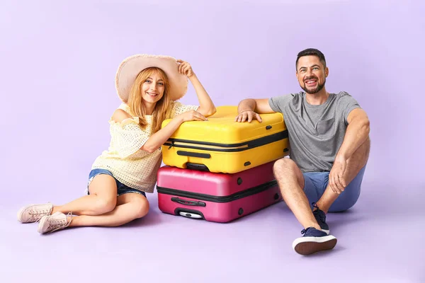 カラーを背景にスーツケース付きカップル — ストック写真