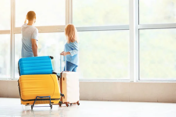 Pareja con maletas en el aeropuerto — Foto de Stock