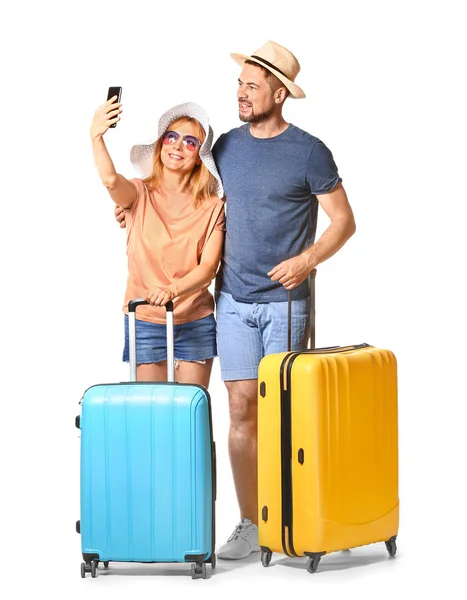 흰색 바탕에 셀카 사진을 찍는 여행 가방을 가진 부부 — 스톡 사진