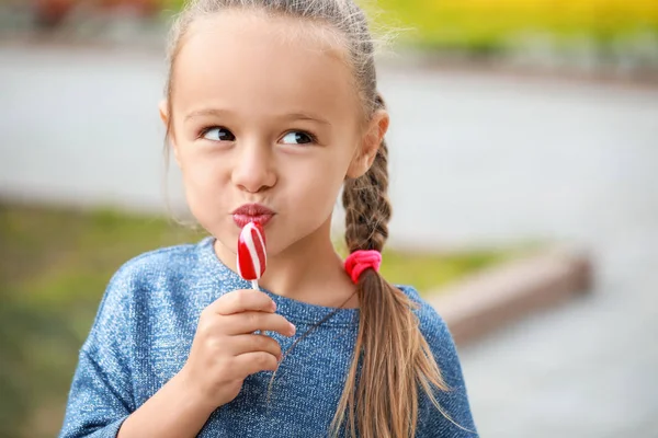 可愛いです女の子とともに甘いですロリポップ屋外 — ストック写真