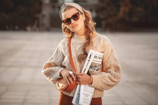 Fashionable young woman with newspaper outdoors — Stock Photo, Image