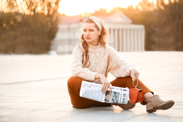 Mujer joven de moda con periódico al aire libre —  Fotos de Stock