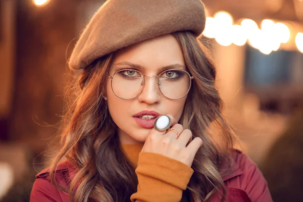 Beautiful fashionable young woman outdoors — Stock Photo, Image