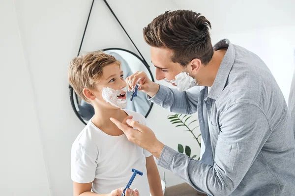 Vader en zijn zoontje scheren in badkamer — Stockfoto