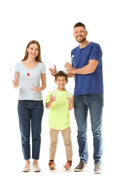 Familia con basura sobre fondo blanco. Concepto de reciclaje —  Fotos de Stock