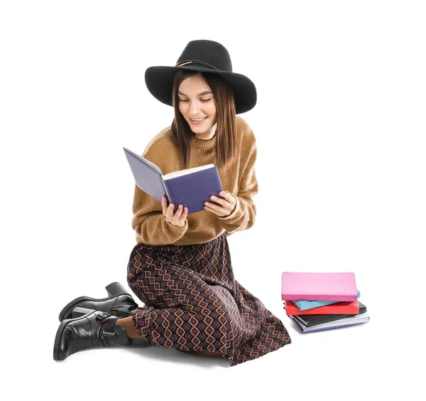 Bella giovane donna lettura libro su sfondo bianco — Foto Stock