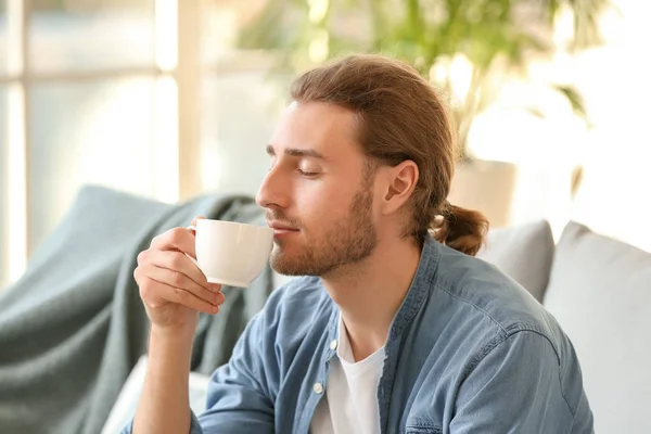 ハンサムな男の家でコーヒーを飲む — ストック写真