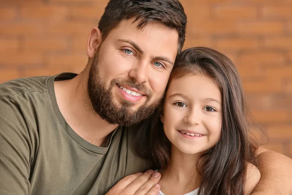 Ritratto di padre con figlioletta a casa — Foto Stock