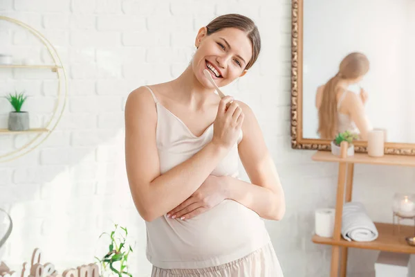 Femeie însărcinată care se spală pe dinți în baie — Fotografie, imagine de stoc