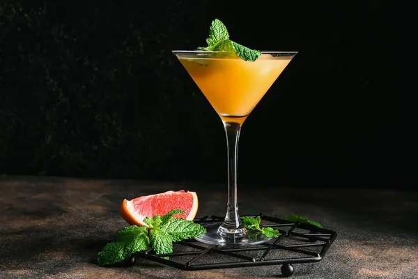 Glass of fresh citrus juice on dark background — Stock Photo, Image