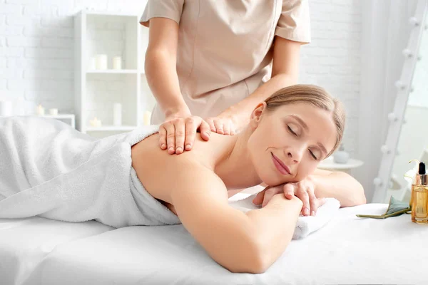 Hermosa mujer recibiendo masaje en el salón de spa — Foto de Stock