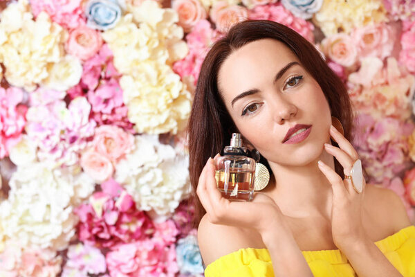 Портрет красивой молодой женщины с цветочными духами
