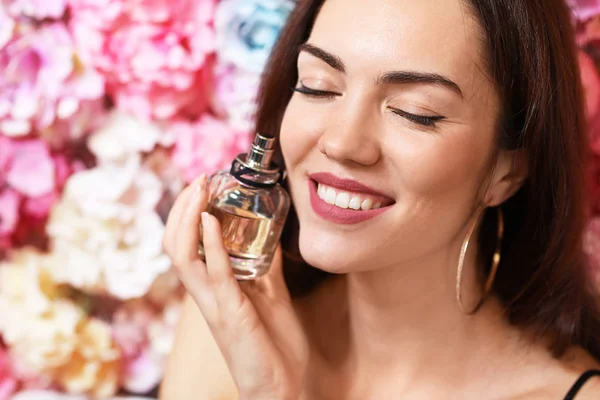 Çiçekli parfümlü güzel bir kadının portresi. — Stok fotoğraf
