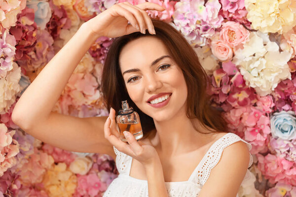 Портрет красивой молодой женщины с цветочными духами
