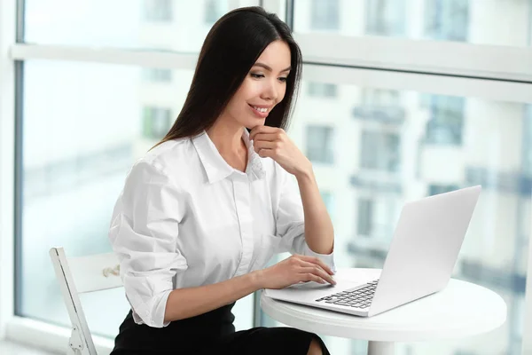 Vacker asiatisk affärskvinna med bärbar dator på kontoret — Stockfoto
