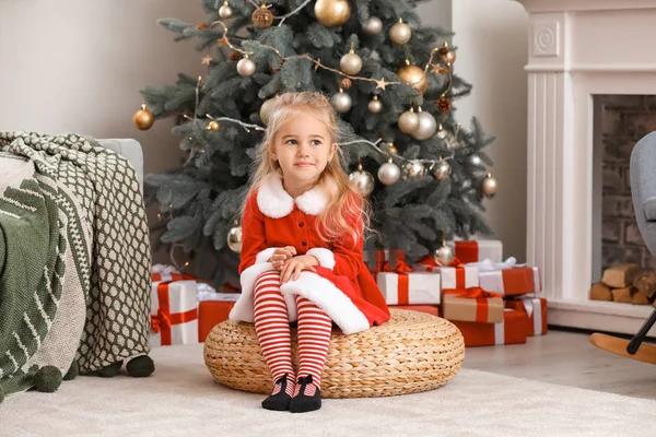 Cute little girl w stroju Mikołaja w domu na Wigilię — Zdjęcie stockowe