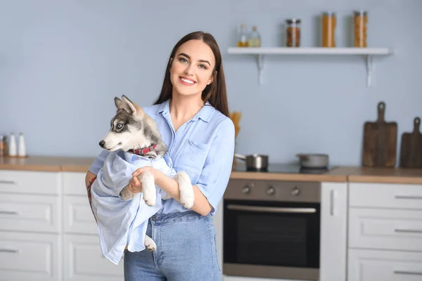 Carino donna con divertente husky cucciolo in cucina — Foto Stock