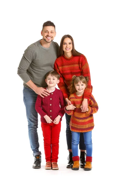 Счастливая семья в зимней одежде на белом фоне — стоковое фото