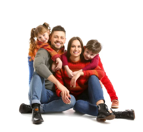 白い背景の冬服の幸せな家族 — ストック写真