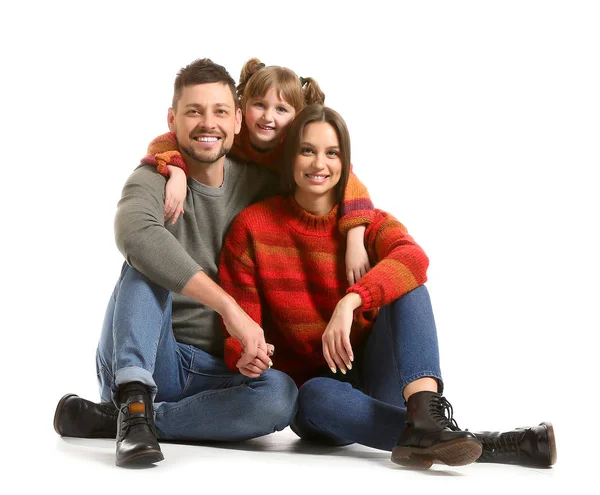 Familia feliz en ropa de invierno sobre fondo blanco — Foto de Stock