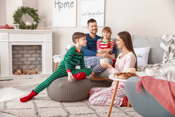 Bonne famille boire du thé chaud à la maison — Photo