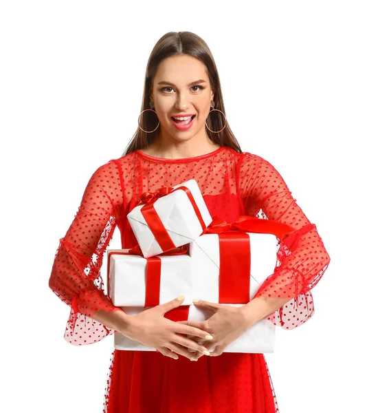 Hermosa joven con regalos de Navidad sobre fondo blanco —  Fotos de Stock