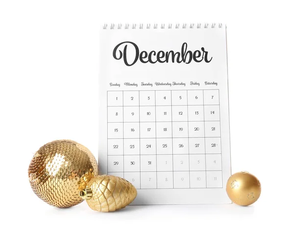 Calendario con página de diciembre y decoración navideña sobre fondo blanco —  Fotos de Stock