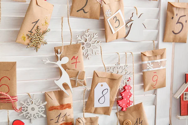 Calendário de advento de Natal com envelopes na tela dobrável — Fotografia de Stock