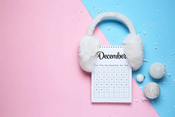 Calendario con pagina di dicembre e decorazioni natalizie su sfondo a colori — Foto Stock